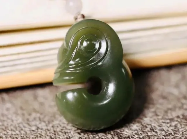 上手就&ldquo;变身&rdquo;的和田玉！猜猜不同玉色盘玩之后会变什么样？